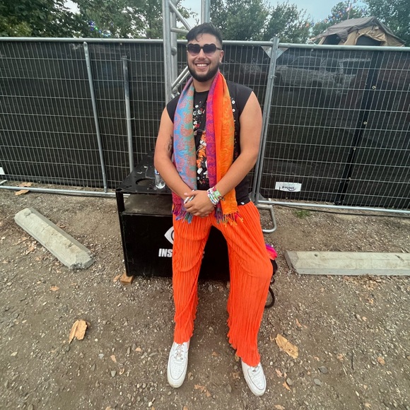 Meet your Posher, Dominic - Picture 1 of 2